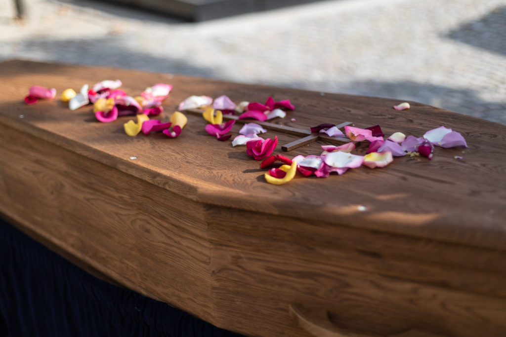 cercueil avec petales de fleurs passy cridel paris