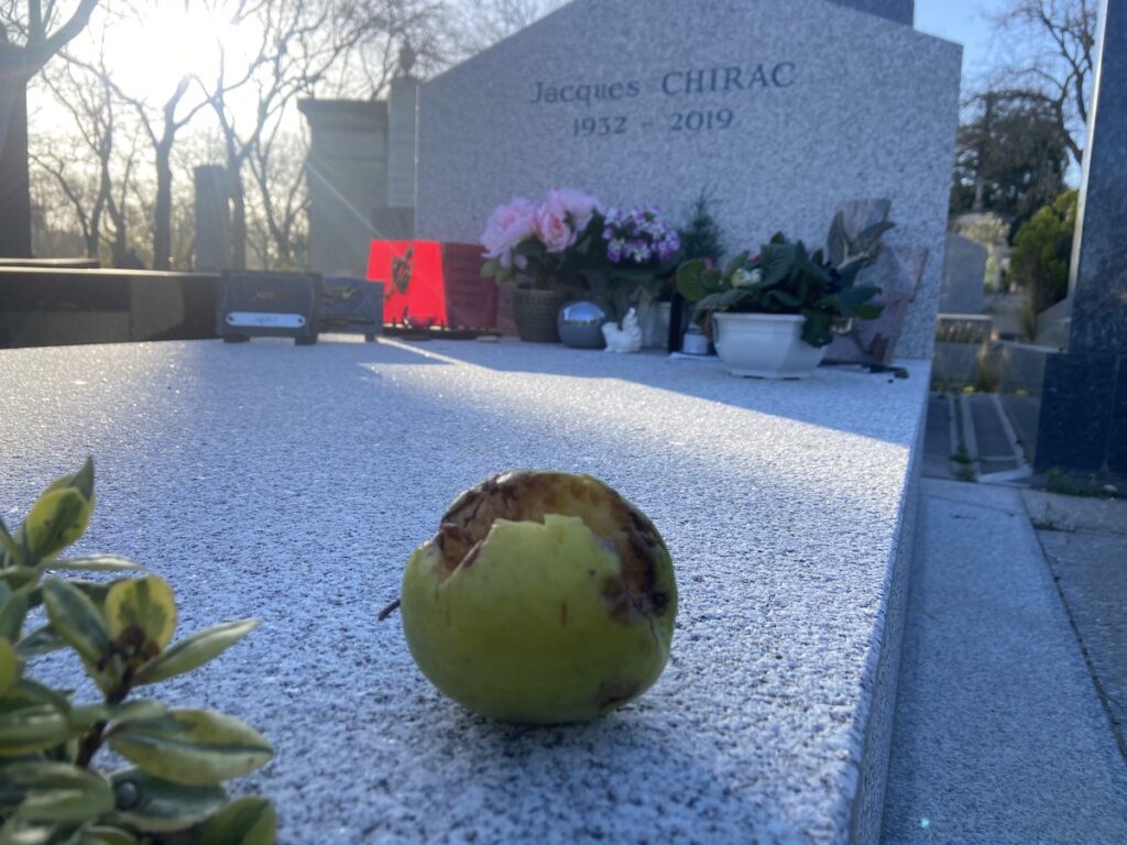 pomme tombe jacques chirac