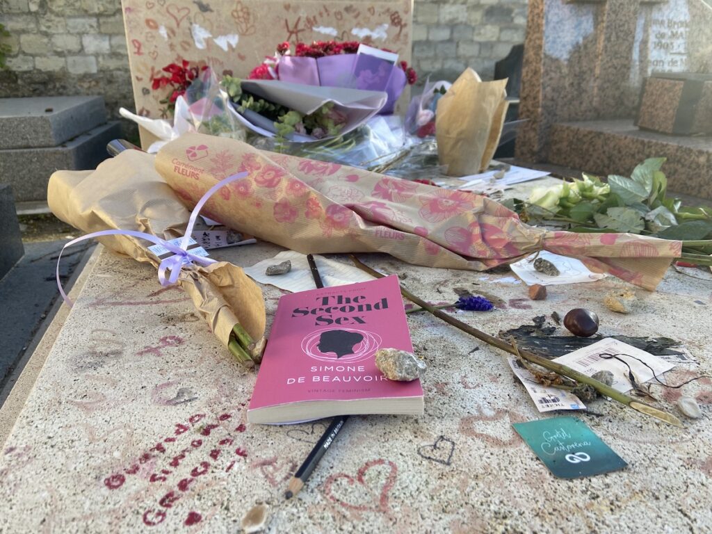 tombe simone de beauvoir bisous