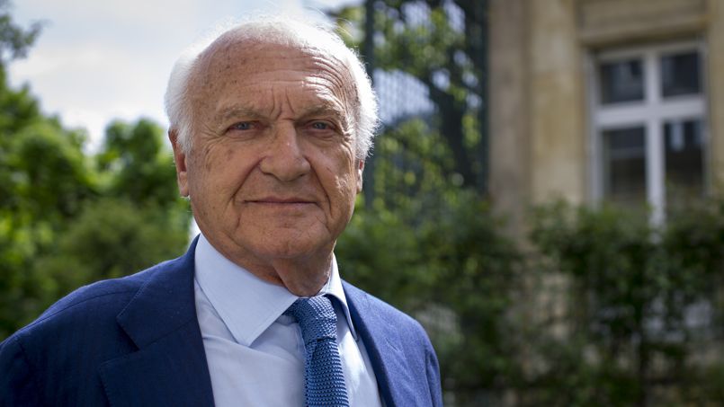 Pierre Nora, historien français, écrivain et membre de l'Académie française, pose à l'occasion d'un entretien avec le Figaro, pour la sortie de son dernier ouvrage "Esquisse d'égo-histoire", au éditions Desclée de Brouwer.